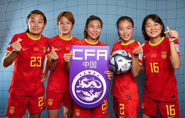 坏人刷子刷美国女生子脚底心