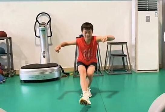脱了她裙子摸进她的内裤亲吻